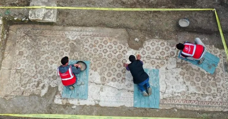 Türkiyədəki zəlzələlərdən sonra qədim mozaika döşəməsi aşkarlanıb