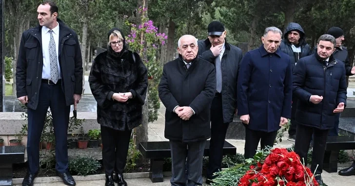 Али Асадов посетил могилы погибших членов экипажа самолета AZAL