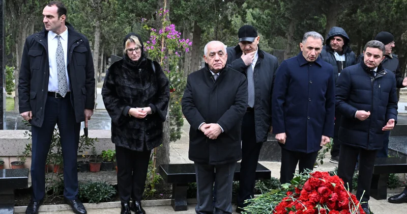 Baş nazir Əli Əsədov AZAL təyyarəsinin qəzasının birinci ildönümündə həlak olan ekipaj üzvlərinin məzarlarını ziyarət edib