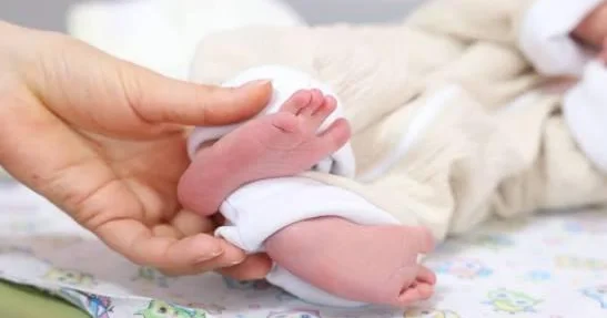 Doğum evinin səhvindən 15 il başqa ailədə yaşadılar