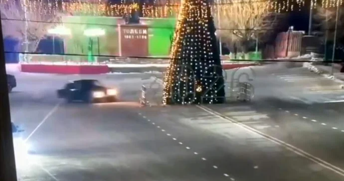 Şəhərin mərkəzində “07” ilə “drift” edib “yolka”ya girdi Polis qaçan sürücünü saxladı VİDEO