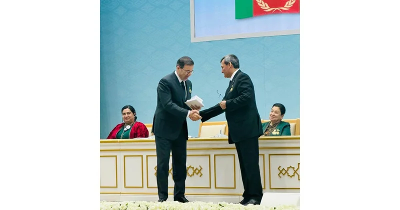 Sərdar Berdiməhəmmədov Azərbaycan səfirini təltif edib