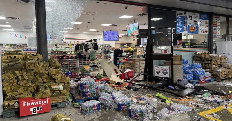 В США мужчины пытались украсть банкомат, но потеряли его по пути ФОТО