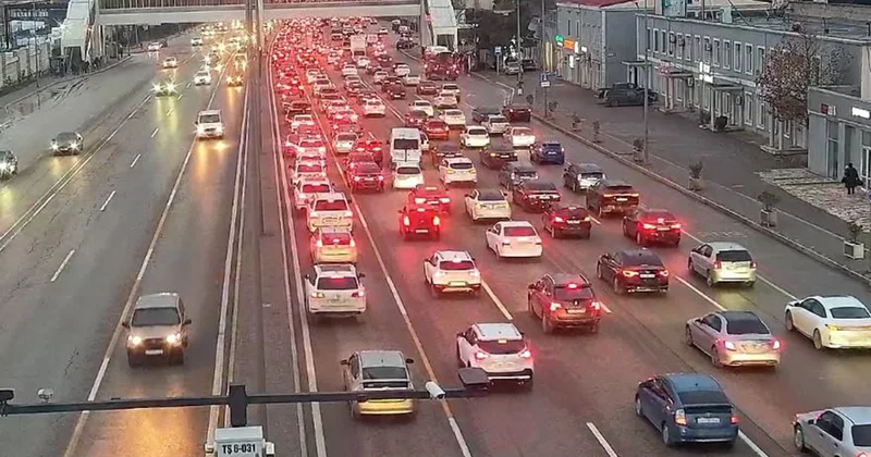 12 istiqamətdə tıxac var