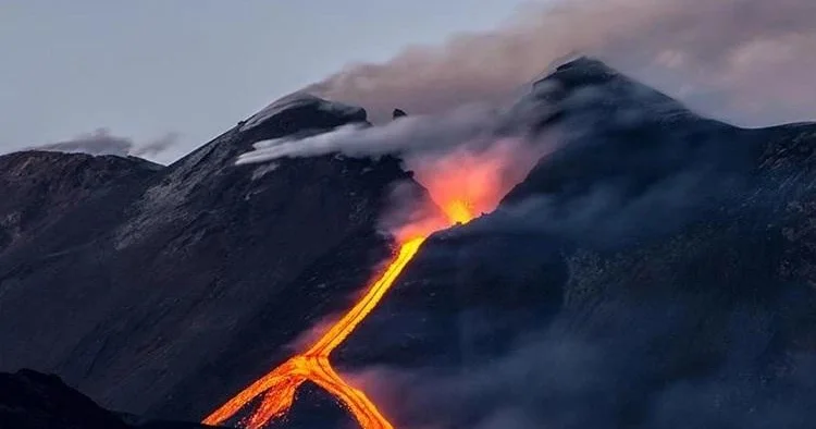 Havay adalarında vulkan püskürməsi lavanın hündürlüyü 425 metrə çatdı