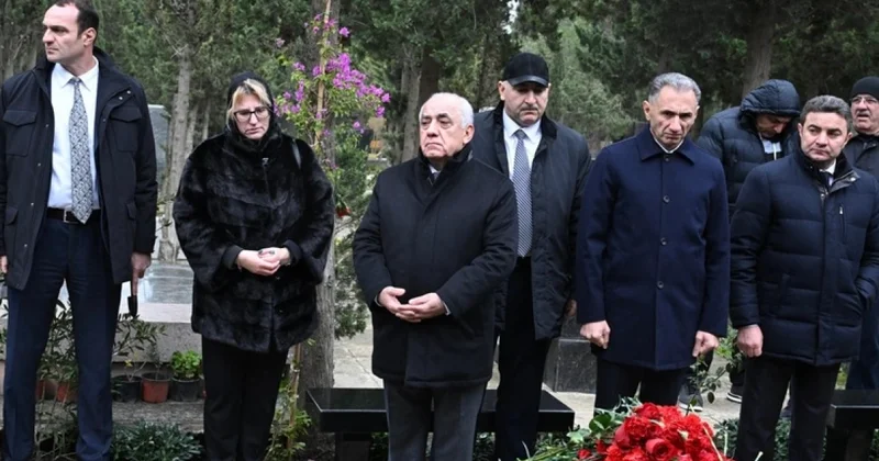 Əli Əsədov Milli Qəhrəmanların məzarlarını ziyarət etdi