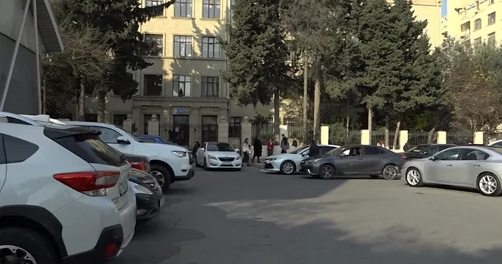 Платная зона AzParking у школы в Баку вызвала недовольство педагогов