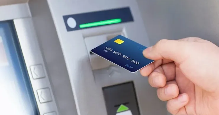 Bank kartını dostuna etibar etdi, pullarını itirdi