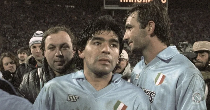 Maradonanın cırılmış köynəyi hərracda 179 min dollara satıldı