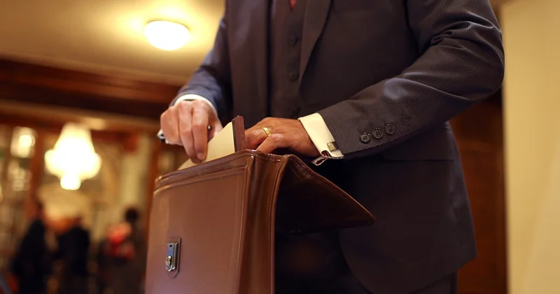 Azərbaycanlı məmurun addımı rezonans doğurdu 100 manatlıq qalmaqal