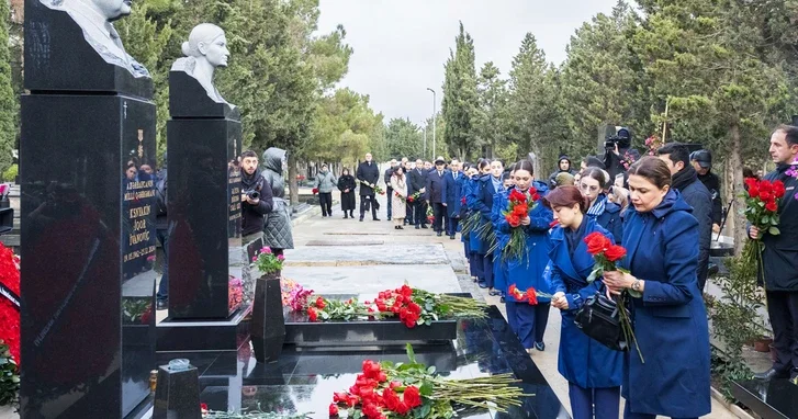 Память погибших при крушении самолета AZAL почтили в Баку и аэропорту Гейдар Алиев