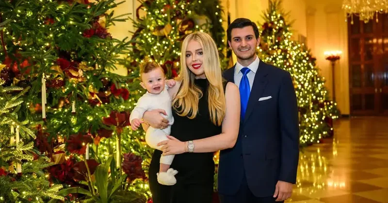 Trampın qızı nəvəsi ilə dar libasda poza verdi