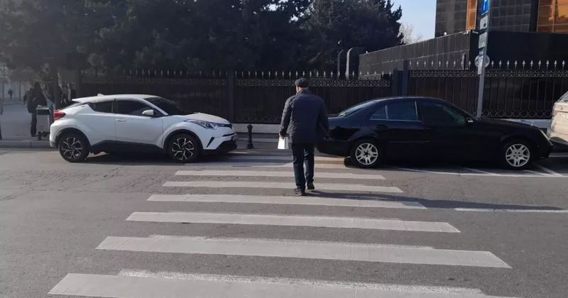 Автомобили посольства захватили бакинскую пешеходную зебру ФОТОФАКТ