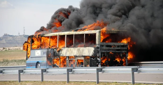 Avtobus yük maşını ilə toqquşaraq yandı 17 nəfər öldü