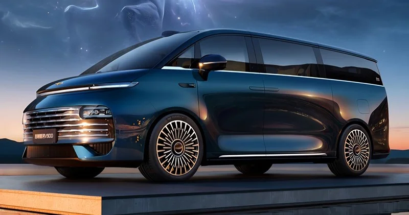 Geely şirkəti Galaxy V900 hibrid miniveninin sifarişlərini qəbul edir...