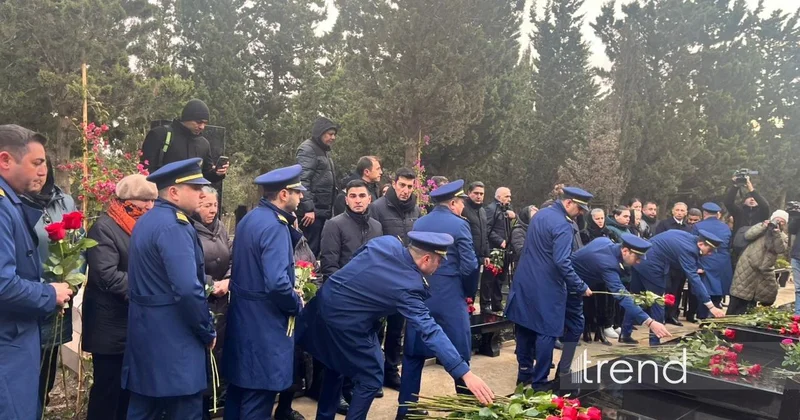 AZAL təyyarəsinin qəzaya uğramasının ildönümü ilə bağlı Milli Qəhrəmanların məzarları ziyarət edilib FOTO