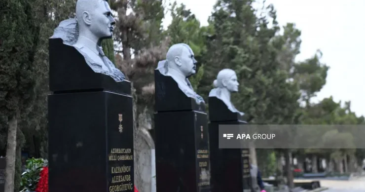 AZAL təyyarəsində həlak olanlar İkinci Fəxri Xiyabanda ziyarət olundu FOTO