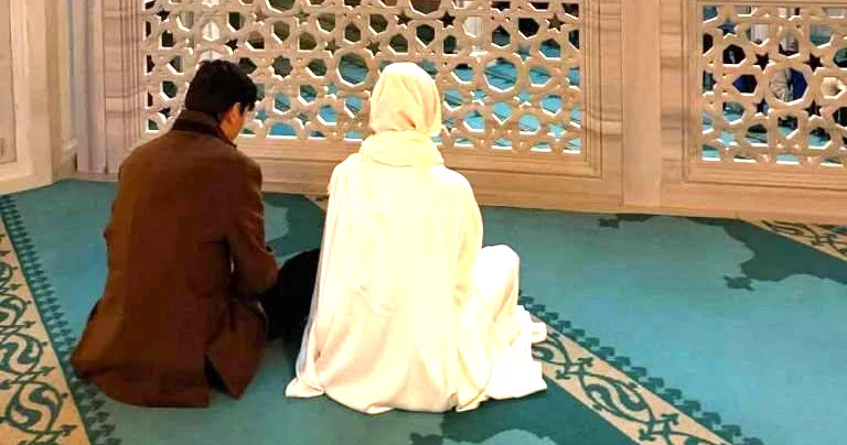 Müğənni Akmal və Aleksandra Moskvadakı məsciddə evləniblər...