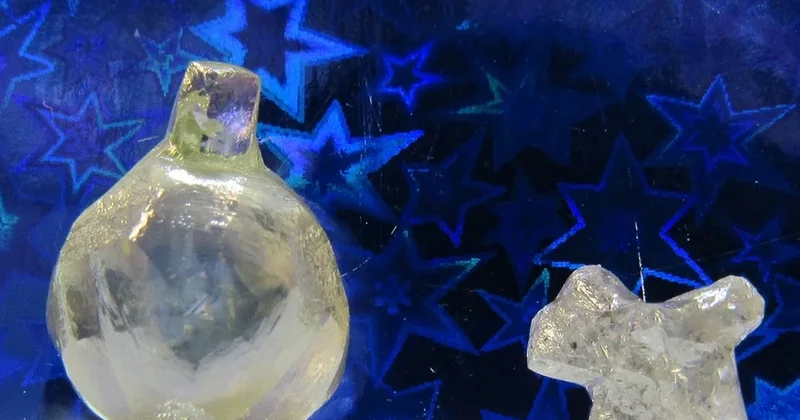 В Архангельске добыли алмазы в форме елочного шара и щенка