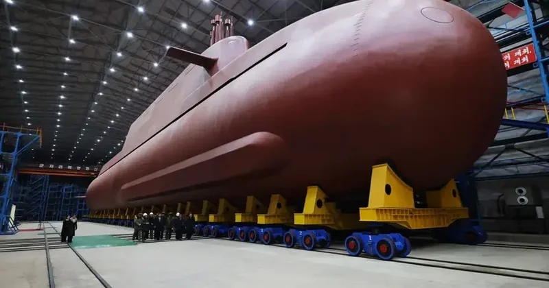 Şimali Koreya: budur nəhəng 8700 tonluq nüvə sualtı qayığı...