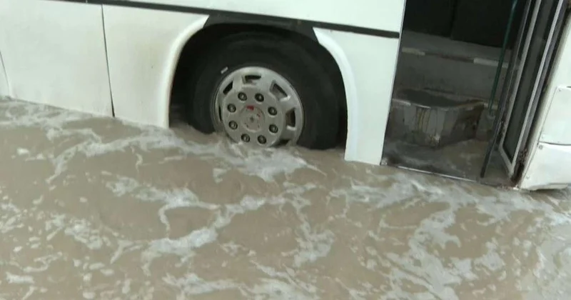 Bakıda avtomobillər bu küçəni keçəndə batır VİDEO