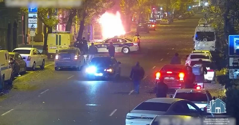 Xəqani küçəsində avtomobil yanıb