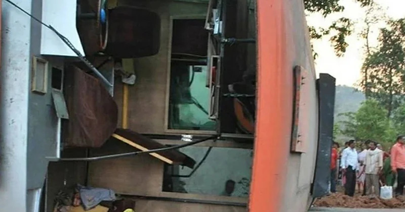 Dəhşətli qəza: Avtobus yandı, 9 nəfər həyatını itirdi