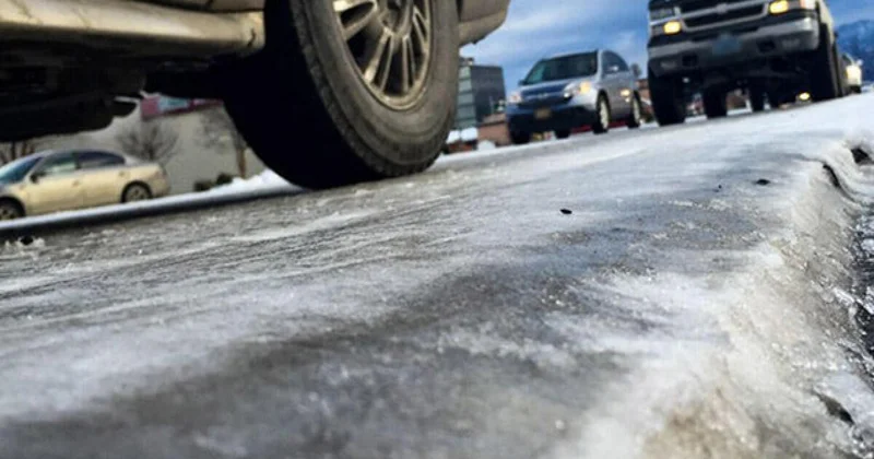 К сведению водителей! На ряде дорог будет гололедица