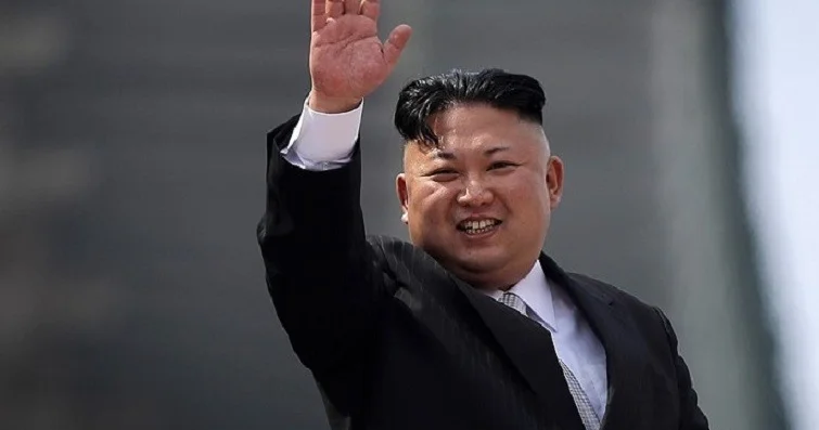 Kim Çen In gizli sualtı qayığa baxıb