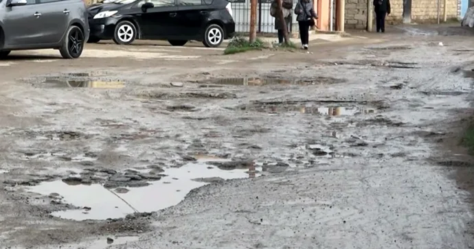 Yolları bərbad, küçələri qaranlığa qərq olan qəsəbə Qurumlar niyə biganə yanaşır? VİDEO