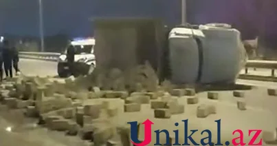 Paytaxtda daşla dolu yük maşını aşdı VİDEO