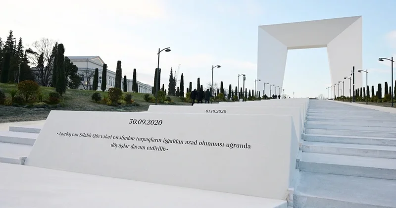 Xankəndi Zəfər parkındakı 44 pilləkəndə azad olunmuş yaşayış məntəqələrinin adları yazılıb