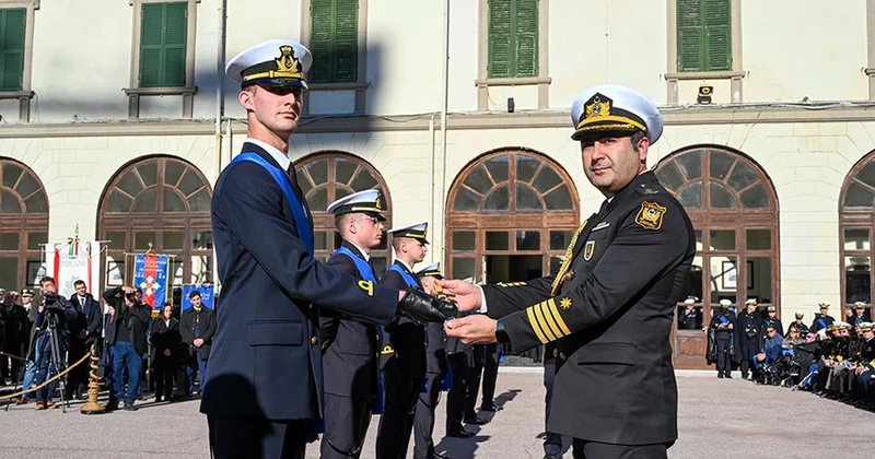 Выпускнику из Италии вручен Морской кортик от имени командующего ВМС Азербайджана