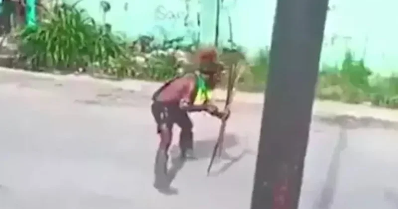 Bu ölkədə qəbilələr yay oxla küçə döyüşünə çıxdılar Video