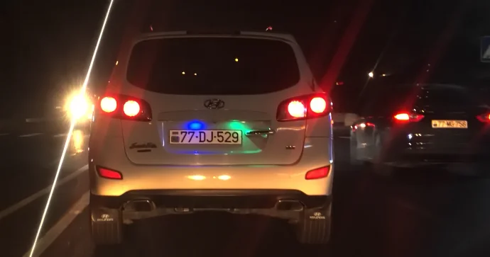 Maşının nömrəsinə bəzəkli işıqlar vuran sürücü qanunun tələblərini pozdu VİDEO