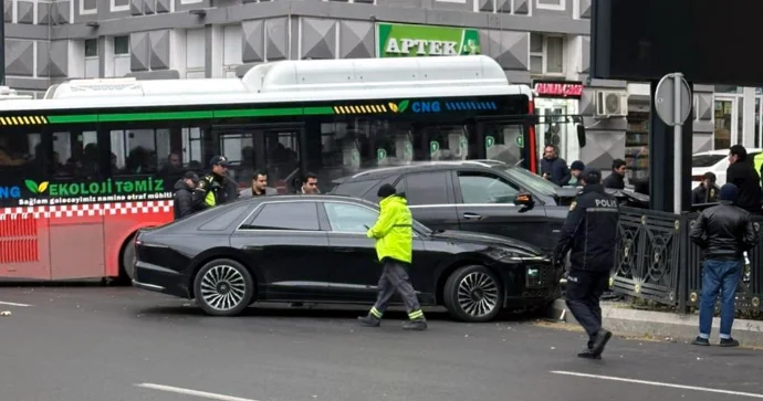 Bakının mərkəzində iki maşın öncə bir birinə, sonra dəmirlərə çırpıldı FOTO