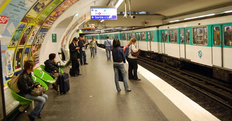 Başörtülü qadın Paris metrosunda TƏHQİR EDİLDİ