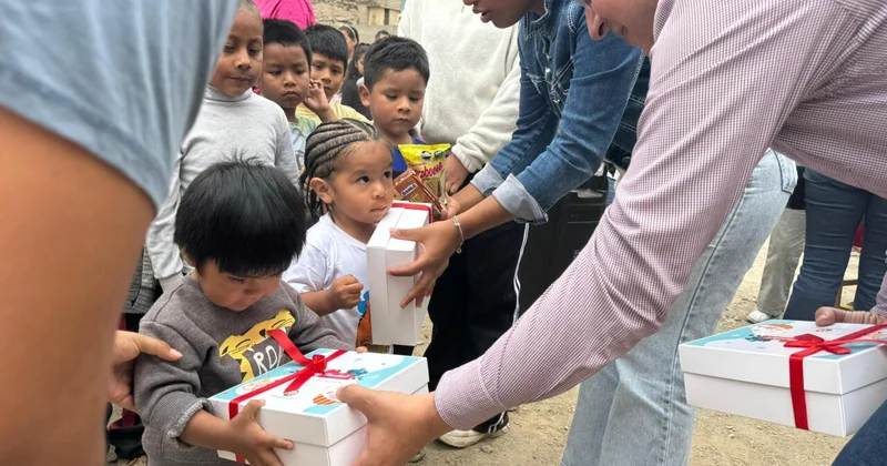 Посольство Азербайджана в Перу вручило рождественские и новогодние подарки детям из малообеспеченных семей ФОТО