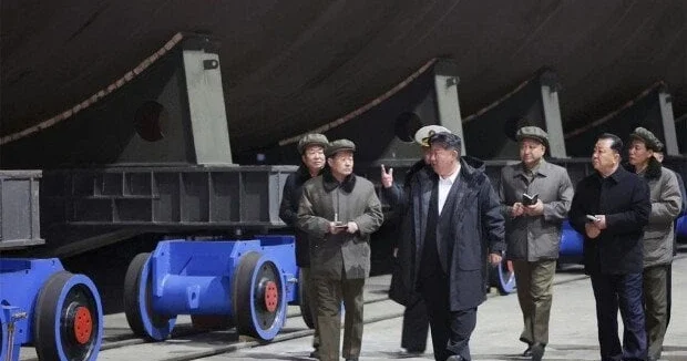 Ким Чен Ын инспектирует секретное оружие КНР