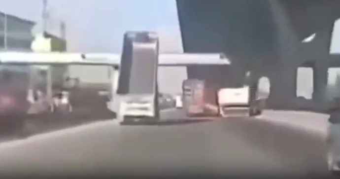 Yük yeri açıq qalan maşın piyada keçidinə çırpıldı; 1 nəfər öldü VİDEO