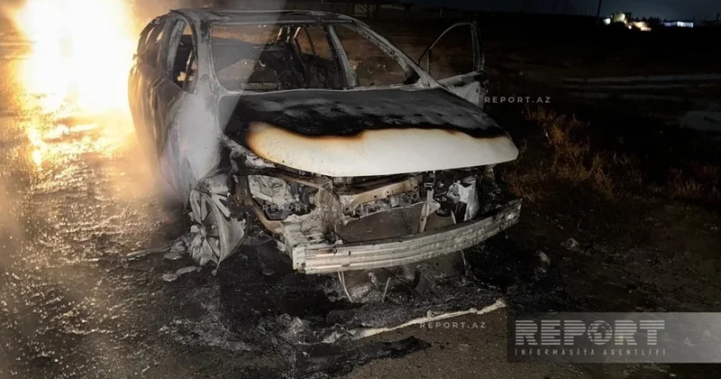 Sumqayıtda avtomobil yanaraq külə dönüb