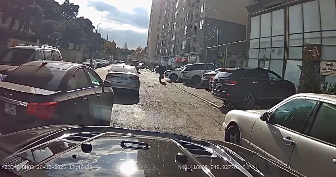 Qabağa düşmək istəyən sürücü eyni anda iki avtomobilə təhlükə yaratdı VİDEO