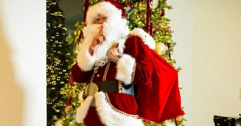 Holand “Şaxta baba” paltarı geyib evləri gəzdi