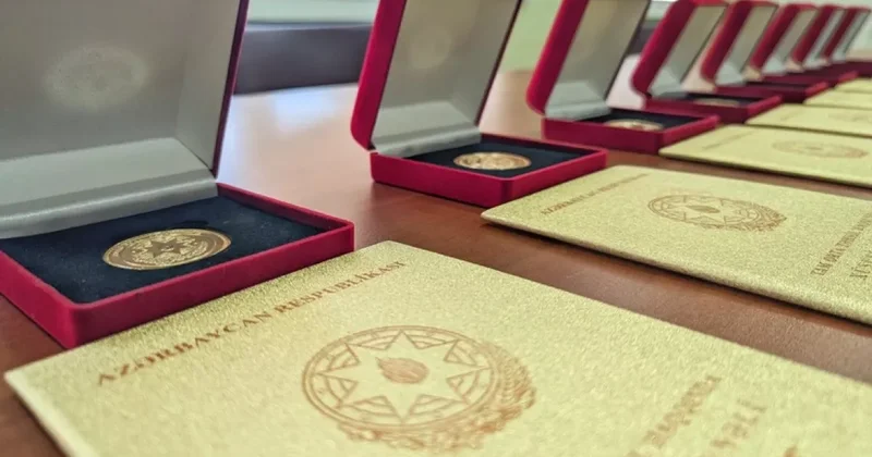 Бакинским выпусникам отличникам вручили золото и серебро