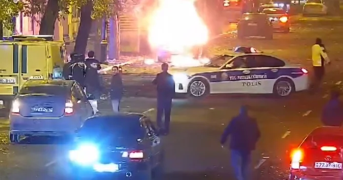 Sahil bağının yaxınlığında maşın yandı