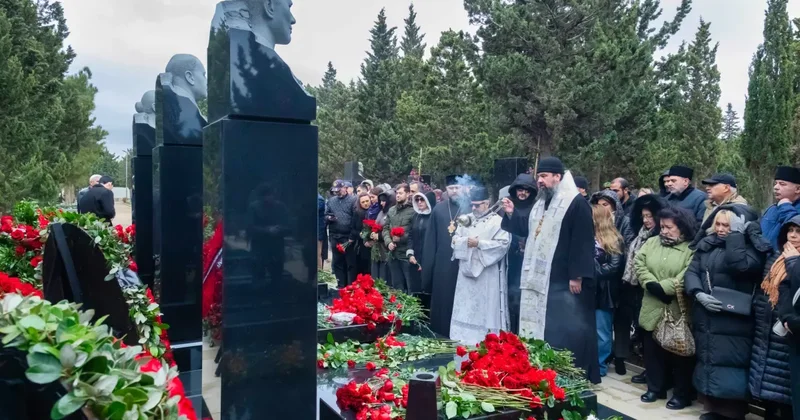 Епископ Алексий совершил заупокойную литию над могилами экипажа самолёта AZAL ФОТО