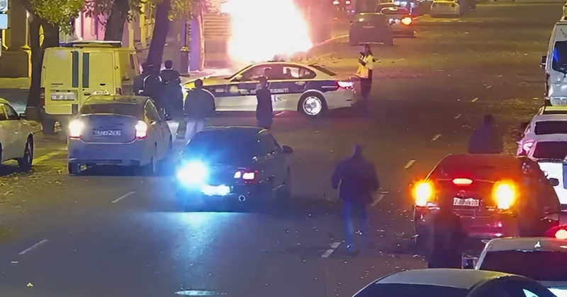 Səbaildə avtomobildə baş verən yanğının görüntüləri VİDEO