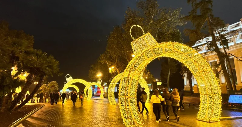 Bakı Yeni il ərəfəsində: yolkalar, işıqlar və sevinc dolu anlar VİDEO