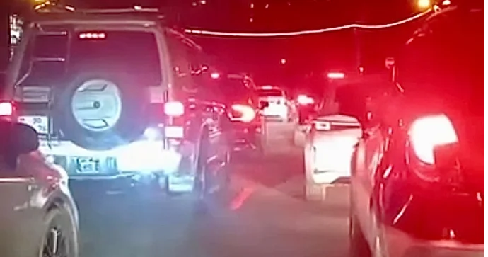 Bu küçədə tıxacdan qaçan sürücülər hər axşam yolu iflic edirlər VİDEO