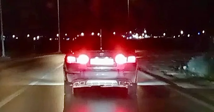 Yol boyu duman işıqlarını yandırıb sürücünü “kor etdi” 77 FX 212 VİDEO